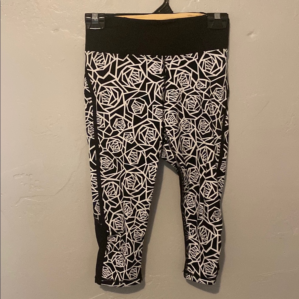 Lululemon Athletica Black and White Patterned Cropped Leggings Woman 4